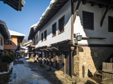 ETAR, GABROVO, BULGARIA - 2 Ocak 2025: Bulgaristan 'ın Gabrovo kenti yakınlarındaki Etara Etnoğrafya Köyü' nün kış manzarası