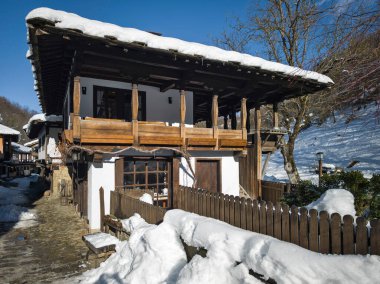 ETAR, GABROVO, BULGARIA - 2 Ocak 2025: Bulgaristan 'ın Gabrovo kenti yakınlarındaki Etara Etnoğrafya Köyü' nün kış manzarası