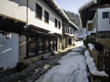 ETAR, GABROVO, BULGARIA - 2 Ocak 2025: Bulgaristan 'ın Gabrovo kenti yakınlarındaki Etara Etnoğrafya Köyü' nün kış manzarası
