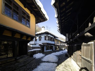 ETAR, GABROVO, BULGARIA - 2 Ocak 2025: Bulgaristan 'ın Gabrovo kenti yakınlarındaki Etara Etnoğrafya Köyü' nün kış manzarası