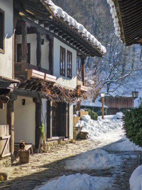 ETAR, GABROVO, BULGARIA - 2 Ocak 2025: Bulgaristan 'ın Gabrovo kenti yakınlarındaki Etara Etnoğrafya Köyü' nün kış manzarası