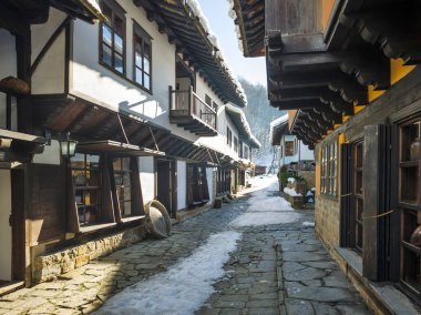 ETAR, GABROVO, BULGARIA - 2 Ocak 2025: Bulgaristan 'ın Gabrovo kenti yakınlarındaki Etara Etnoğrafya Köyü' nün kış manzarası