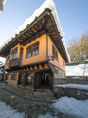 ETAR, GABROVO, BULGARIA - 2 Ocak 2025: Bulgaristan 'ın Gabrovo kenti yakınlarındaki Etara Etnoğrafya Köyü' nün kış manzarası
