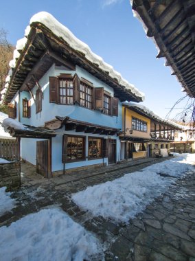 ETAR, GABROVO, BULGARIA - 2 Ocak 2025: Bulgaristan 'ın Gabrovo kenti yakınlarındaki Etara Etnoğrafya Köyü' nün kış manzarası