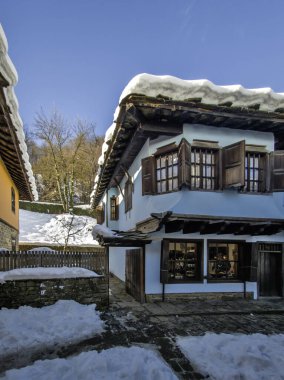 ETAR, GABROVO, BULGARIA - 2 Ocak 2025: Bulgaristan 'ın Gabrovo kenti yakınlarındaki Etara Etnoğrafya Köyü' nün kış manzarası