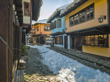 ETAR, GABROVO, BULGARIA - 2 Ocak 2025: Bulgaristan 'ın Gabrovo kenti yakınlarındaki Etara Etnoğrafya Köyü' nün kış manzarası