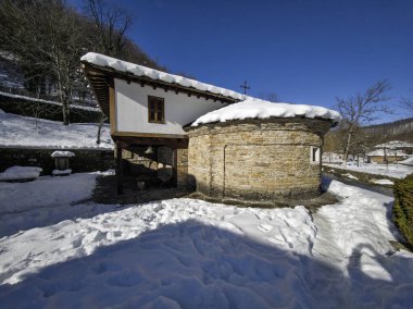 ETAR, GABROVO, BULGARIA - 2 Ocak 2025: Bulgaristan 'ın Gabrovo kenti yakınlarındaki Etara Etnoğrafya Köyü' nün kış manzarası