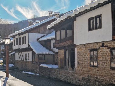 ETAR, GABROVO, BULGARIA - 2 Ocak 2025: Bulgaristan 'ın Gabrovo kenti yakınlarındaki Etara Etnoğrafya Köyü' nün kış manzarası