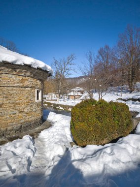 ETAR, GABROVO, BULGARIA - 2 Ocak 2025: Bulgaristan 'ın Gabrovo kenti yakınlarındaki Etara Etnoğrafya Köyü' nün kış manzarası