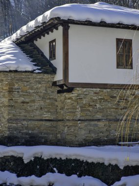 ETAR, GABROVO, BULGARIA - 2 Ocak 2025: Bulgaristan 'ın Gabrovo kenti yakınlarındaki Etara Etnoğrafya Köyü' nün kış manzarası