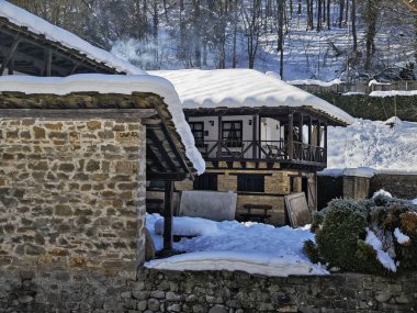 ETAR, GABROVO, BULGARIA - 2 Ocak 2025: Bulgaristan 'ın Gabrovo kenti yakınlarındaki Etara Etnoğrafya Köyü' nün kış manzarası