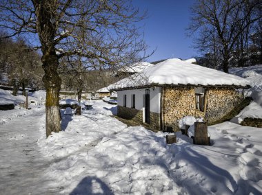 ETAR, GABROVO, BULGARIA - 2 Ocak 2025: Bulgaristan 'ın Gabrovo kenti yakınlarındaki Etara Etnoğrafya Köyü' nün kış manzarası