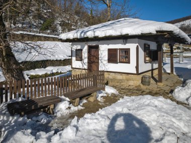 ETAR, GABROVO, BULGARIA - 2 Ocak 2025: Bulgaristan 'ın Gabrovo kenti yakınlarındaki Etara Etnoğrafya Köyü' nün kış manzarası