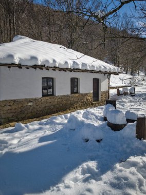 ETAR, GABROVO, BULGARIA - 2 Ocak 2025: Bulgaristan 'ın Gabrovo kenti yakınlarındaki Etara Etnoğrafya Köyü' nün kış manzarası