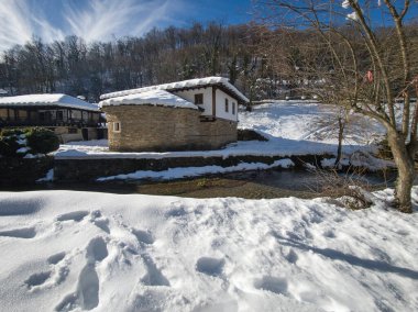 ETAR, GABROVO, BULGARIA - 2 Ocak 2025: Bulgaristan 'ın Gabrovo kenti yakınlarındaki Etara Etnoğrafya Köyü' nün kış manzarası