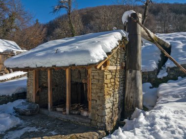 ETAR, GABROVO, BULGARIA - 2 Ocak 2025: Bulgaristan 'ın Gabrovo kenti yakınlarındaki Etara Etnoğrafya Köyü' nün kış manzarası