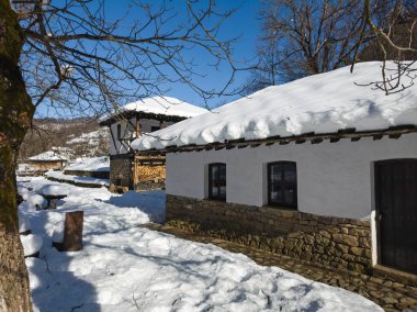 ETAR, GABROVO, BULGARIA - 2 Ocak 2025: Bulgaristan 'ın Gabrovo kenti yakınlarındaki Etara Etnoğrafya Köyü' nün kış manzarası