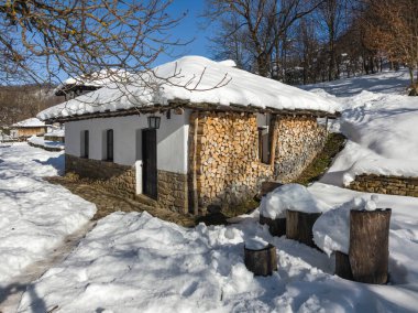ETAR, GABROVO, BULGARIA - 2 Ocak 2025: Bulgaristan 'ın Gabrovo kenti yakınlarındaki Etara Etnoğrafya Köyü' nün kış manzarası