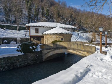ETAR, GABROVO, BULGARIA - 2 Ocak 2025: Bulgaristan 'ın Gabrovo kenti yakınlarındaki Etara Etnoğrafya Köyü' nün kış manzarası