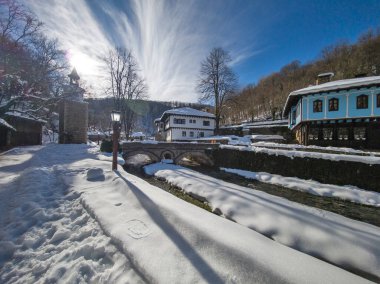 ETAR, GABROVO, BULGARIA - 2 Ocak 2025: Bulgaristan 'ın Gabrovo kenti yakınlarındaki Etara Etnoğrafya Köyü' nün kış manzarası