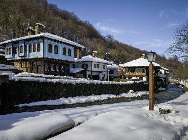 ETAR, GABROVO, BULGARIA - 2 Ocak 2025: Bulgaristan 'ın Gabrovo kenti yakınlarındaki Etara Etnoğrafya Köyü' nün kış manzarası