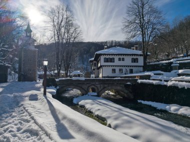 ETAR, GABROVO, BULGARIA - 2 Ocak 2025: Bulgaristan 'ın Gabrovo kenti yakınlarındaki Etara Etnoğrafya Köyü' nün kış manzarası