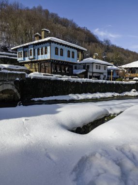 ETAR, GABROVO, BULGARIA - 2 Ocak 2025: Bulgaristan 'ın Gabrovo kenti yakınlarındaki Etara Etnoğrafya Köyü' nün kış manzarası
