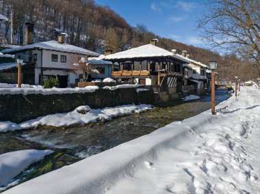 ETAR, GABROVO, BULGARIA - 2 Ocak 2025: Bulgaristan 'ın Gabrovo kenti yakınlarındaki Etara Etnoğrafya Köyü' nün kış manzarası