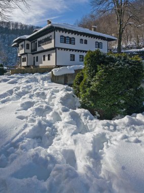 ETAR, GABROVO, BULGARIA - 2 Ocak 2025: Bulgaristan 'ın Gabrovo kenti yakınlarındaki Etara Etnoğrafya Köyü' nün kış manzarası