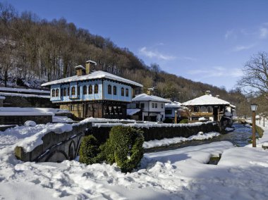 ETAR, GABROVO, BULGARIA - 2 Ocak 2025: Bulgaristan 'ın Gabrovo kenti yakınlarındaki Etara Etnoğrafya Köyü' nün kış manzarası