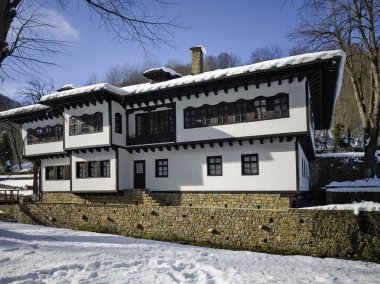 ETAR, GABROVO, BULGARIA - 2 Ocak 2025: Bulgaristan 'ın Gabrovo kenti yakınlarındaki Etara Etnoğrafya Köyü' nün kış manzarası