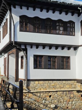 ETAR, GABROVO, BULGARIA - 2 Ocak 2025: Bulgaristan 'ın Gabrovo kenti yakınlarındaki Etara Etnoğrafya Köyü' nün kış manzarası