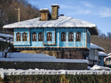ETAR, GABROVO, BULGARIA - 2 Ocak 2025: Bulgaristan 'ın Gabrovo kenti yakınlarındaki Etara Etnoğrafya Köyü' nün kış manzarası