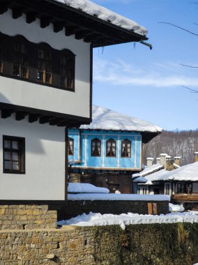ETAR, GABROVO, BULGARIA - 2 Ocak 2025: Bulgaristan 'ın Gabrovo kenti yakınlarındaki Etara Etnoğrafya Köyü' nün kış manzarası