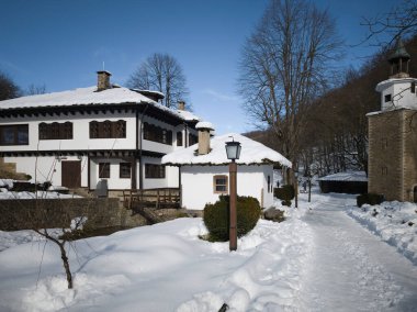 ETAR, GABROVO, BULGARIA - 2 Ocak 2025: Bulgaristan 'ın Gabrovo kenti yakınlarındaki Etara Etnoğrafya Köyü' nün kış manzarası