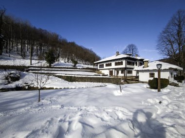 ETAR, GABROVO, BULGARIA - 2 Ocak 2025: Bulgaristan 'ın Gabrovo kenti yakınlarındaki Etara Etnoğrafya Köyü' nün kış manzarası