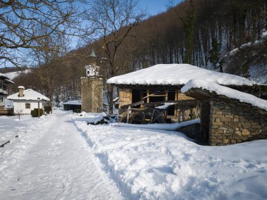 ETAR, GABROVO, BULGARIA - 2 Ocak 2025: Bulgaristan 'ın Gabrovo kenti yakınlarındaki Etara Etnoğrafya Köyü' nün kış manzarası
