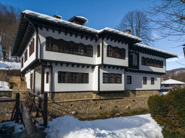 ETAR, GABROVO, BULGARIA - 2 Ocak 2025: Bulgaristan 'ın Gabrovo kenti yakınlarındaki Etara Etnoğrafya Köyü' nün kış manzarası