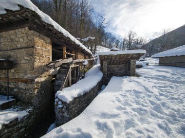 ETAR, GABROVO, BULGARIA - 2 Ocak 2025: Bulgaristan 'ın Gabrovo kenti yakınlarındaki Etara Etnoğrafya Köyü' nün kış manzarası