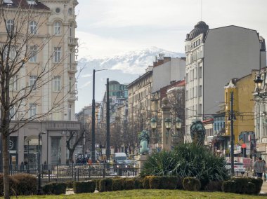 SOFYA, BULGARIA - 23 Şubat 2026: Bulgaristan 'ın başkenti Sofya' daki Vladaya nehri üzerindeki Aslan Köprüsü Panoraması