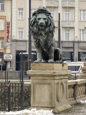 SOFYA, BULGARIA - 23 Şubat 2026: Bulgaristan 'ın başkenti Sofya' daki Vladaya nehri üzerindeki Aslan Köprüsü Panoraması