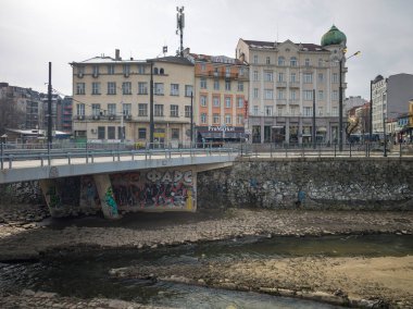 SOFYA, BULGARIA - 23 Şubat 2026: Bulgaristan 'ın başkenti Sofya' daki Vladaya nehri üzerindeki Aslan Köprüsü Panoraması