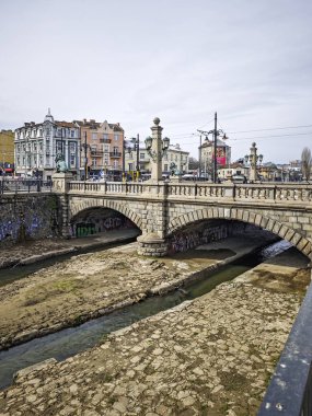 SOFYA, BULGARIA - 23 Şubat 2026: Bulgaristan 'ın başkenti Sofya' daki Vladaya nehri üzerindeki Aslan Köprüsü Panoraması