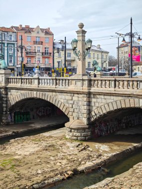 SOFYA, BULGARIA - 23 Şubat 2026: Bulgaristan 'ın başkenti Sofya' daki Vladaya nehri üzerindeki Aslan Köprüsü Panoraması