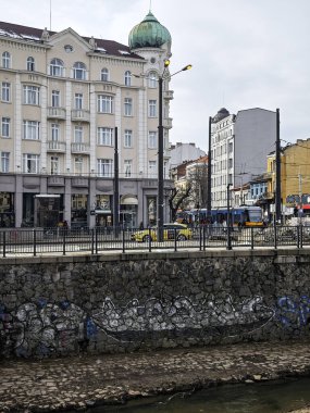 SOFYA, BULGARIA - 23 Şubat 2026: Bulgaristan 'ın başkenti Sofya' daki Vladaya nehri üzerindeki Aslan Köprüsü Panoraması