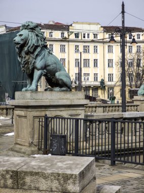 SOFYA, BULGARIA - 23 Şubat 2026: Bulgaristan 'ın başkenti Sofya' daki Vladaya nehri üzerindeki Aslan Köprüsü Panoraması