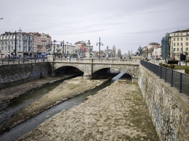 SOFYA, BULGARIA - 23 Şubat 2026: Bulgaristan 'ın başkenti Sofya' daki Vladaya nehri üzerindeki Aslan Köprüsü Panoraması