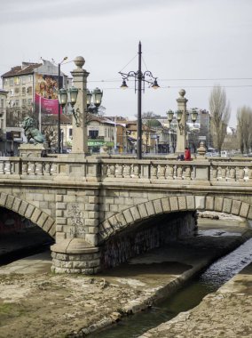 SOFYA, BULGARIA - 23 Şubat 2026: Bulgaristan 'ın başkenti Sofya' daki Vladaya nehri üzerindeki Aslan Köprüsü Panoraması