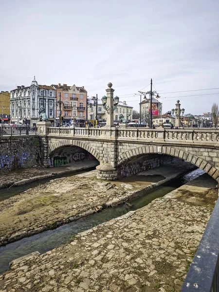 SOFYA, BULGARIA - 23 Şubat 2026: Bulgaristan 'ın başkenti Sofya' daki Vladaya nehri üzerindeki Aslan Köprüsü Panoraması
