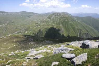 Bulgaristan 'ın Kalin zirvesi yakınlarındaki Rila Dağı' nın İnanılmaz Yaz Manzarası